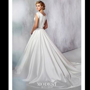 Mon Cheri Wedding Dress (Size 8)